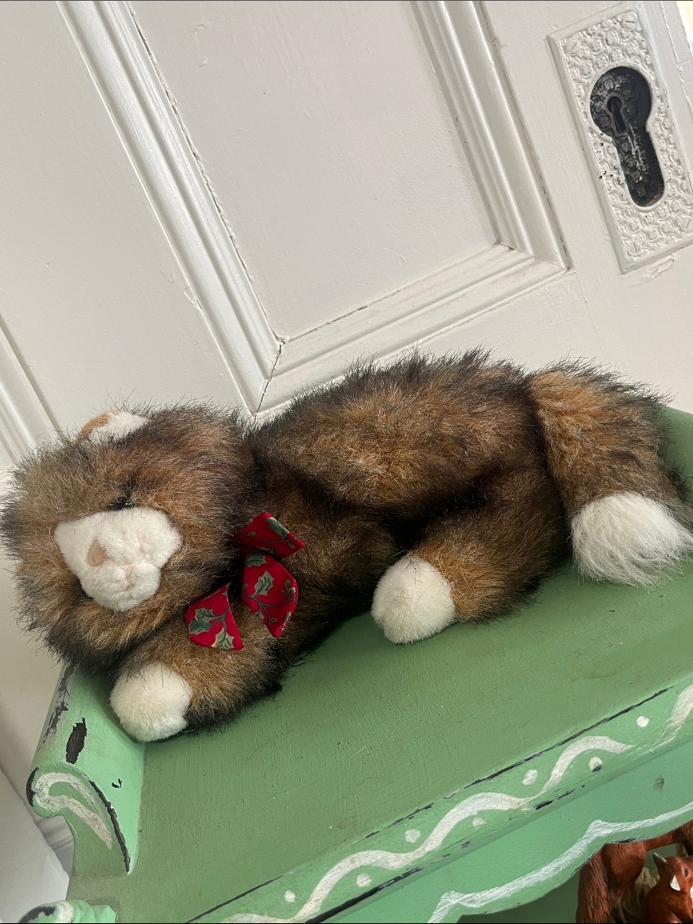 1992 Nick & Noel Toys R Us 12” Christmas Calico Plush w/ Bell on tail